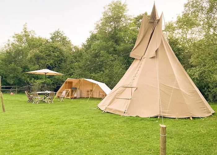Dragonfly Lodge Ifold & Alpaca My Tipi Glamping