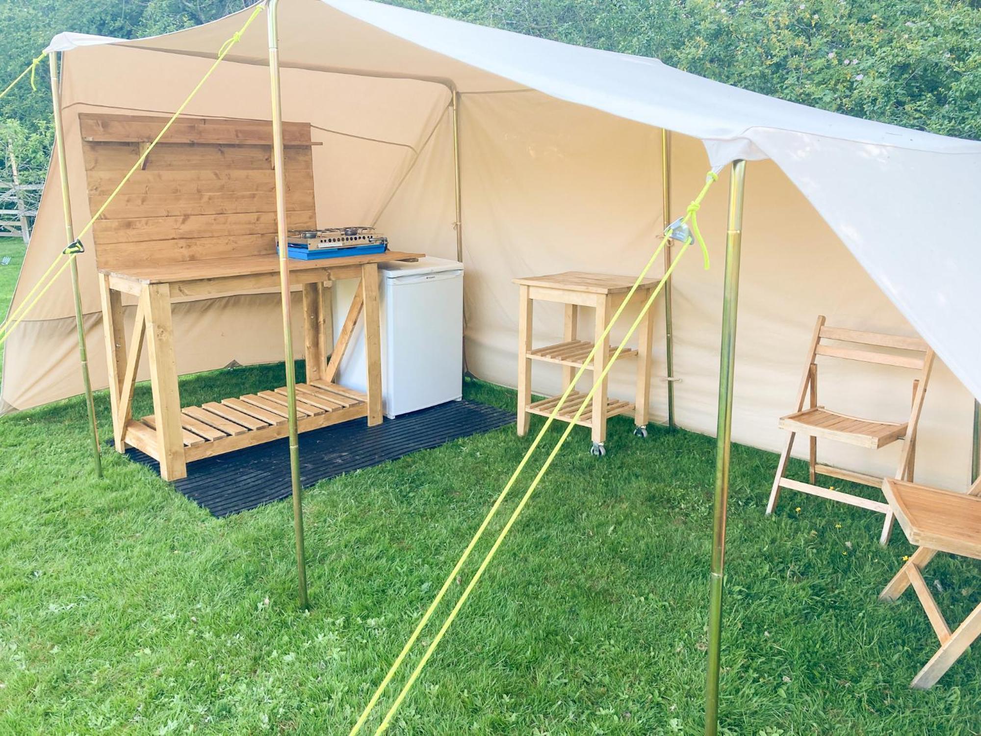 Lodge Dragonfly Ifold & Alpaca My Tipi Glamping
